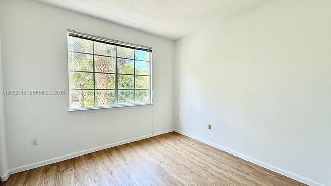 Building Photo - 1206 Myrtlewood Cir E