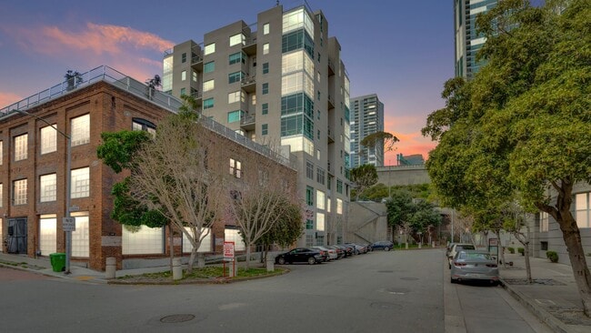 Building Photo - EPIC REA - Modern-Style 1 BR/1 BA Condo in...