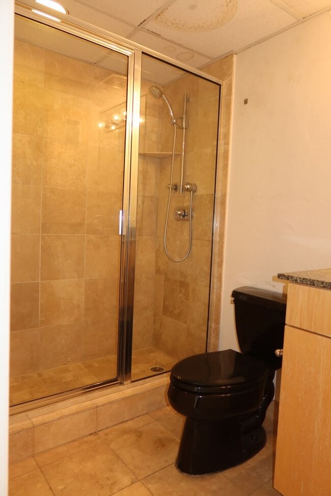 Building Photo - Downtown Studio / Home Office / All Bills ...