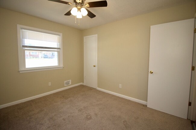 Building Photo - Super 3-brm stone ranch with basement in e...