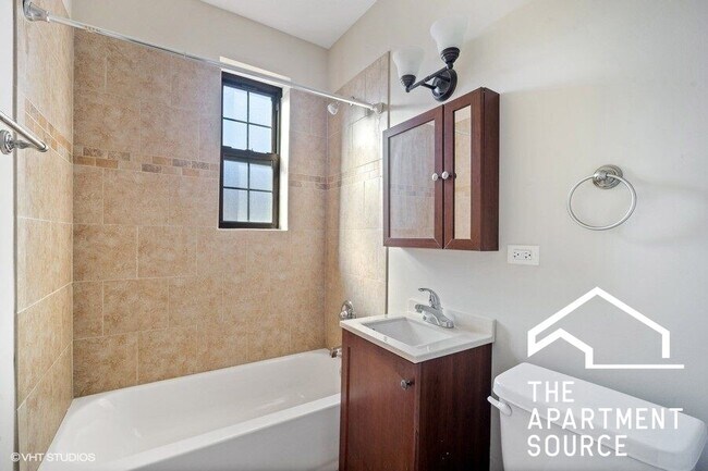 Building Photo - 896 Green Bay Rd