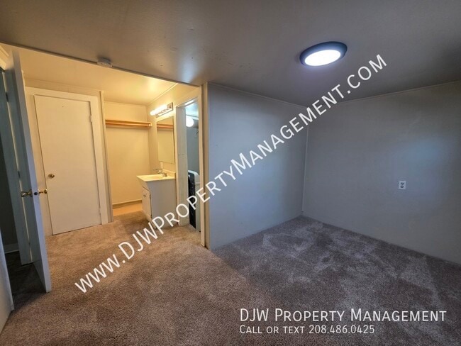 Building Photo - 2233 S Leadville Ave
