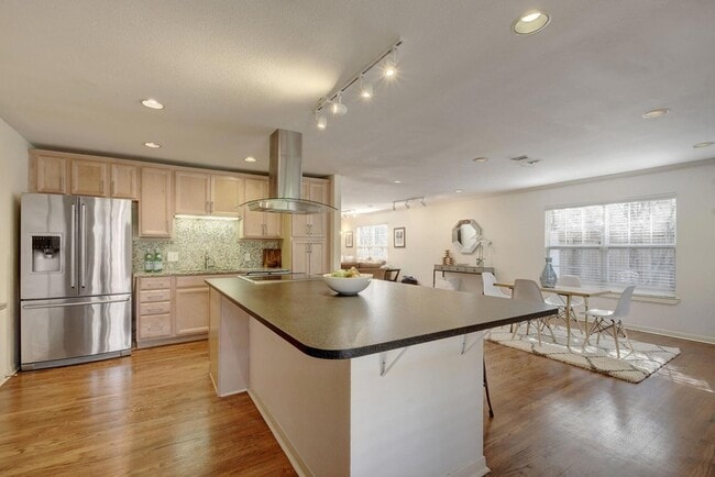 Building Photo - 1909 Winsted Ln