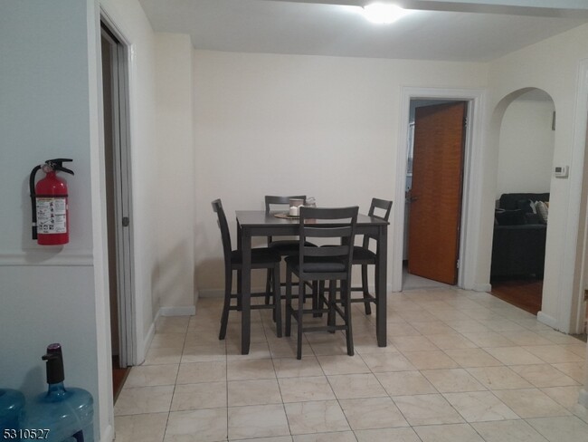 Building Photo - 48 Hobart Pl