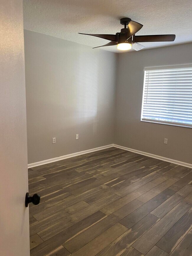 Building Photo - 5951 Regal Glen Dr