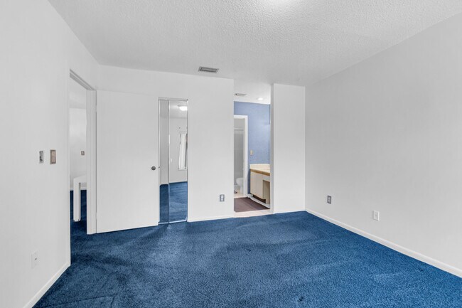 Building Photo - 300 E Club Cir