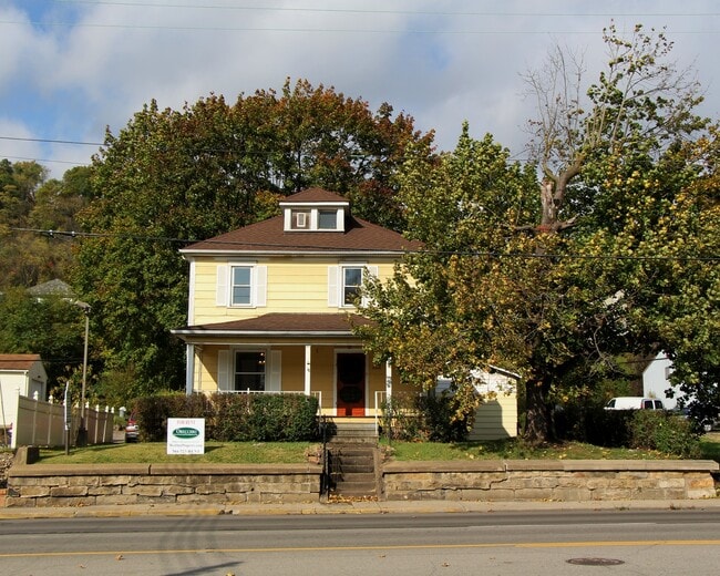 Primary Photo - Nice Home in a Good Downtown Location with...