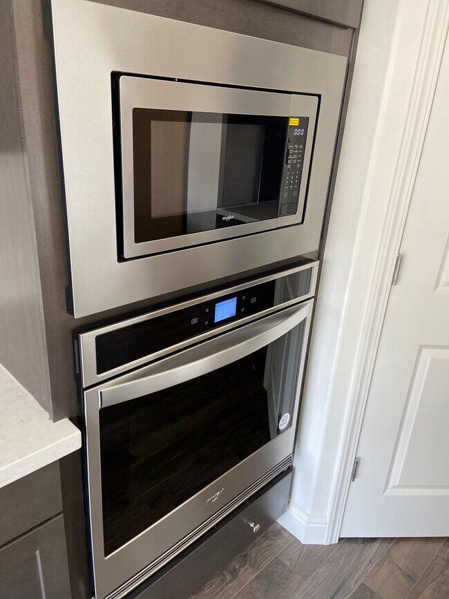 Building Photo - 4 Bedroom home located in Northside Visalia! Available Soon!