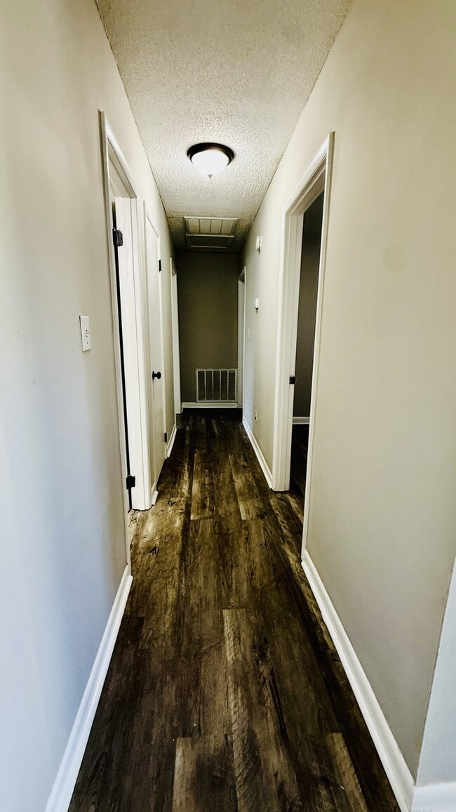 Building Photo - 2432 Yorkshire Dr SW