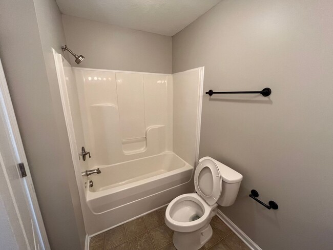 Building Photo - Charming 3 Bed / 2 Bath Ranch-Style Home o...