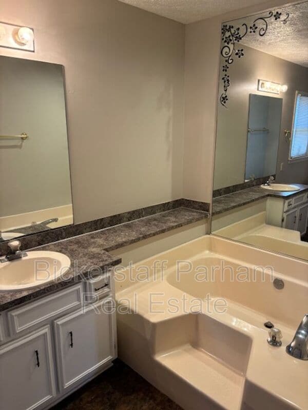 Building Photo - 7121 Vinings Ct