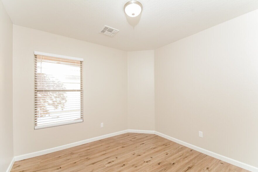 Building Photo - 12530 W Willow Ave