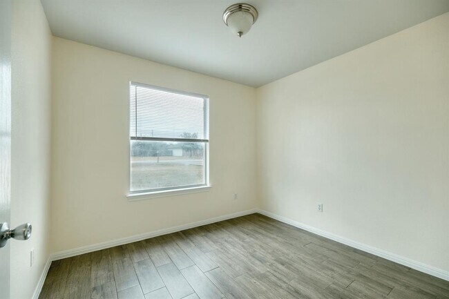 Building Photo - 640 Fallen Oak Dr
