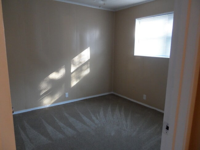 Building Photo - Cute Home Close to Restaurants and Shopping