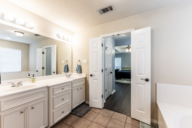 Building Photo - 3658 Redbud Ln