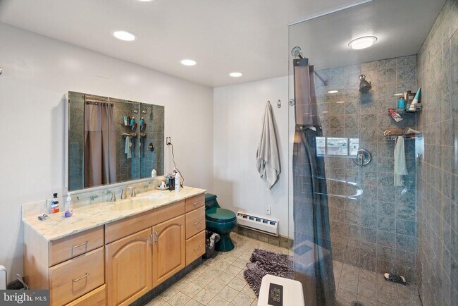 Building Photo - 200 Lombard St