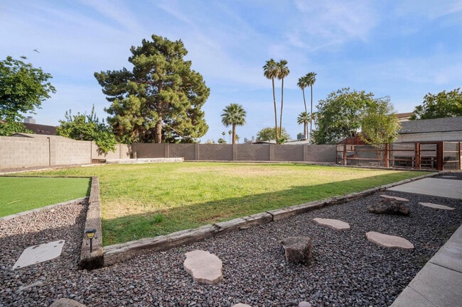 Building Photo - 4515 W Shaw Butte Dr