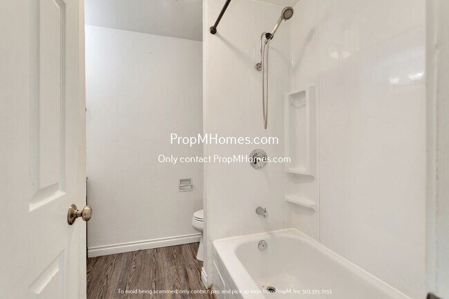 Building Photo - Well-Located 2-Bedroom Unit with Classic C...