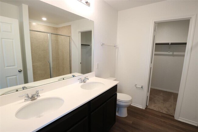 Building Photo - 444 English Oak St