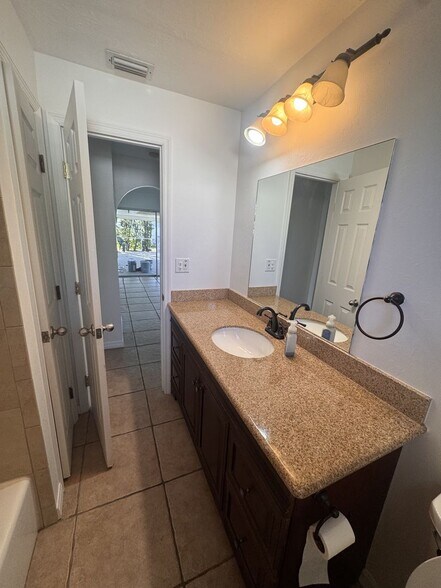 Building Photo - Beautiful 3 Bedroom Priced to Rent