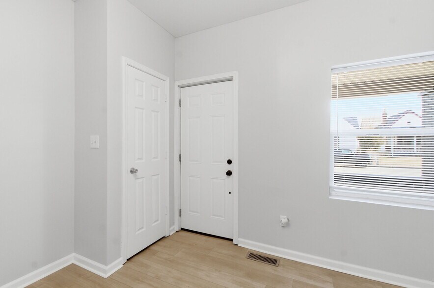 Building Photo - 1338 Barth Ave