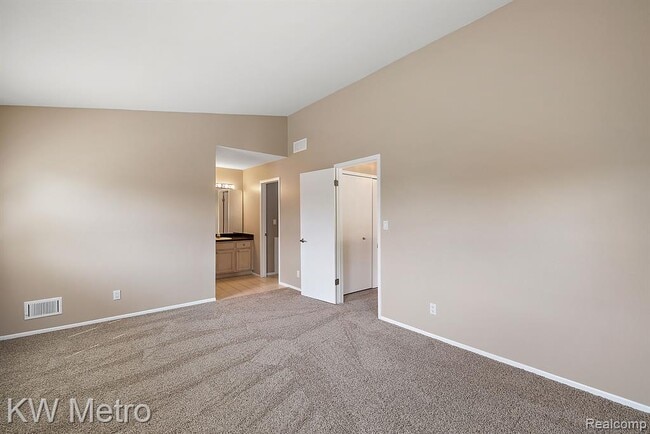 Building Photo - 5652 Drake Hollow Dr E