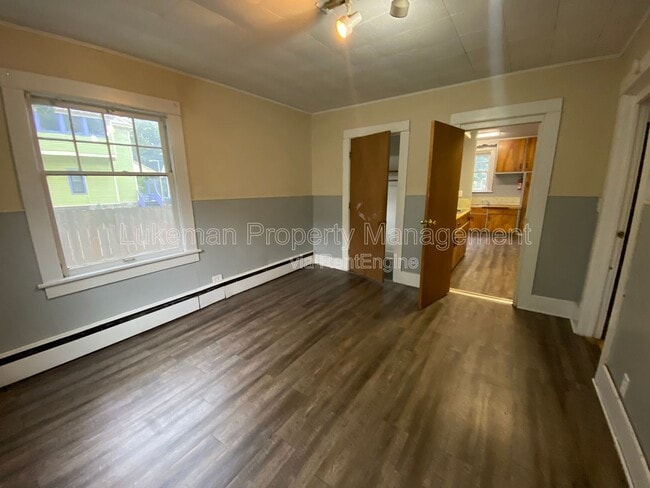 Building Photo - 513 Village St