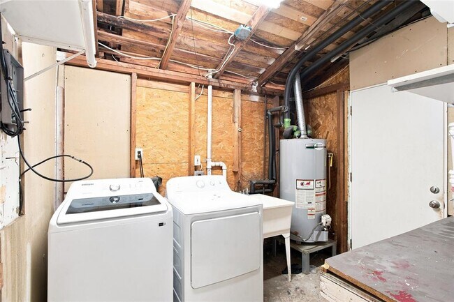 Building Photo - 3005 Village Dr