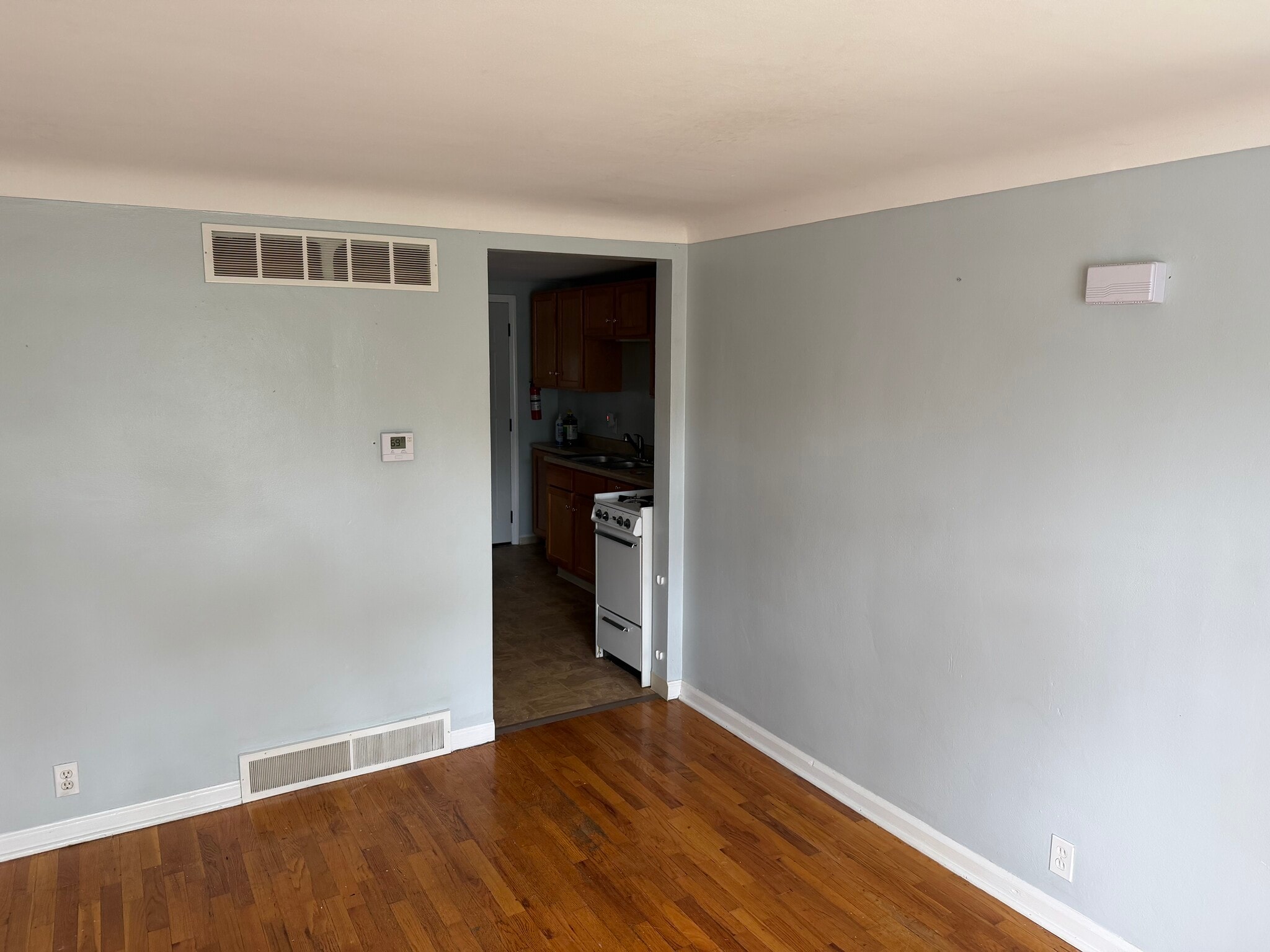Building Photo - 947 Vassar Dr