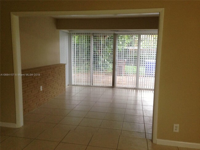 Building Photo - 1325 SE 1st Terrace