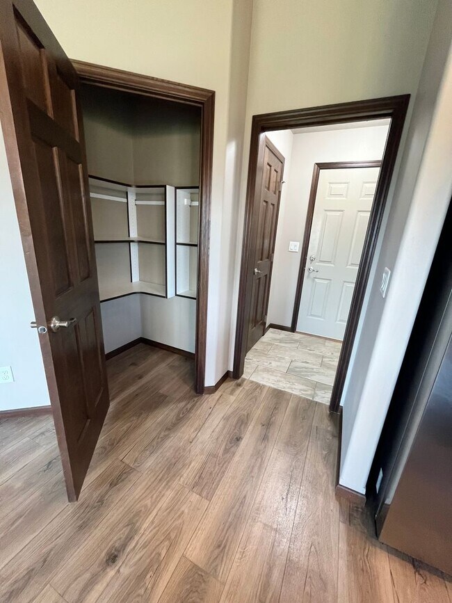 Building Photo - Gorgeous 4 Bed/3 Bath Home in Great Location!