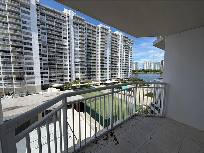 Building Photo - 18031 Biscayne Blvd