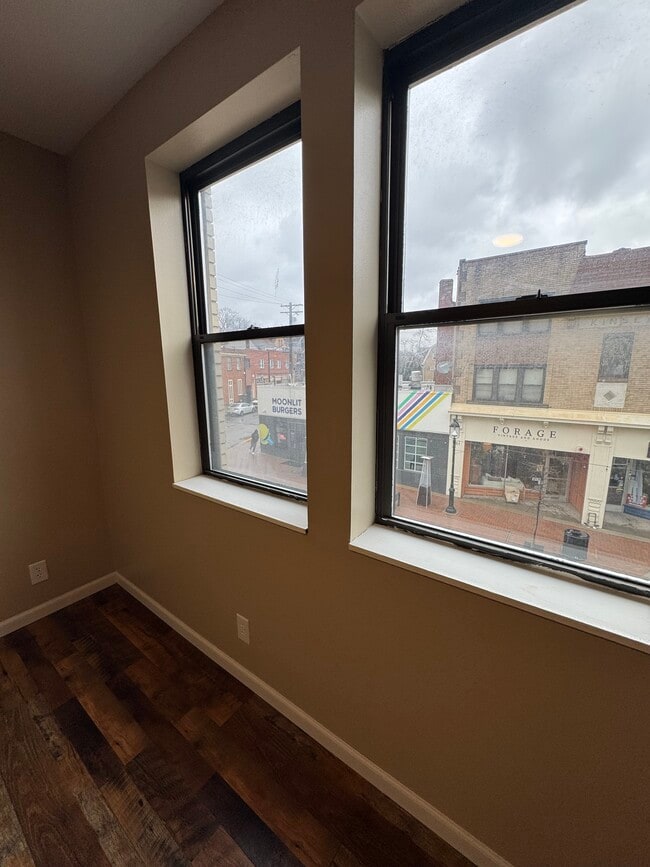 Building Photo - 2905 Glenmore Ave