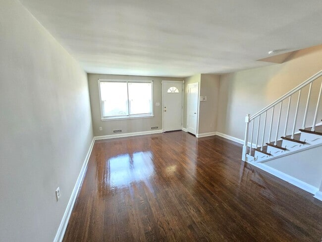 Building Photo - Beautiful 3 Bedroom 1 Bathroom East Baltim...