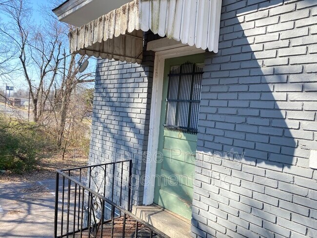 Building Photo - 1111 North Pkwy
