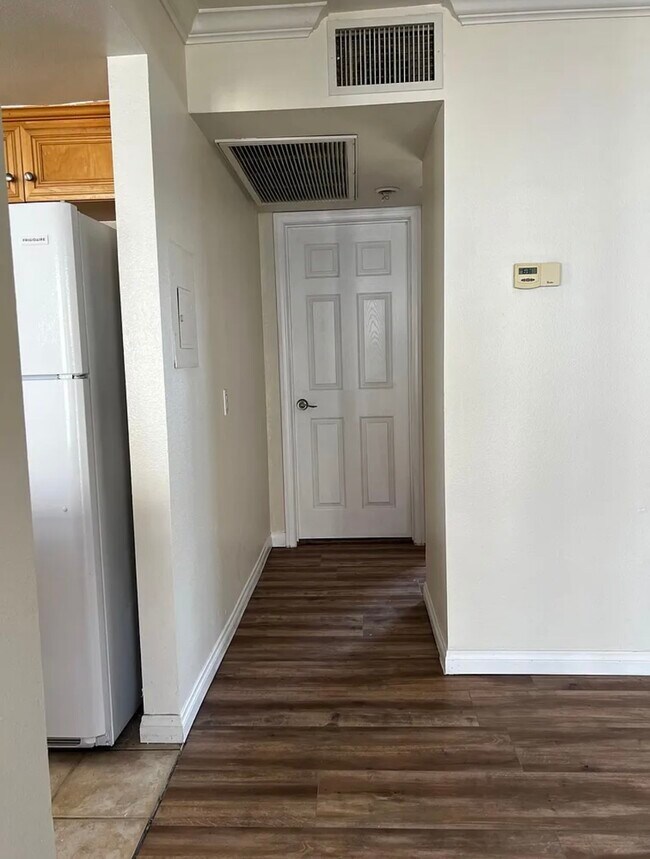 Building Photo - 4222 Menlo Ave