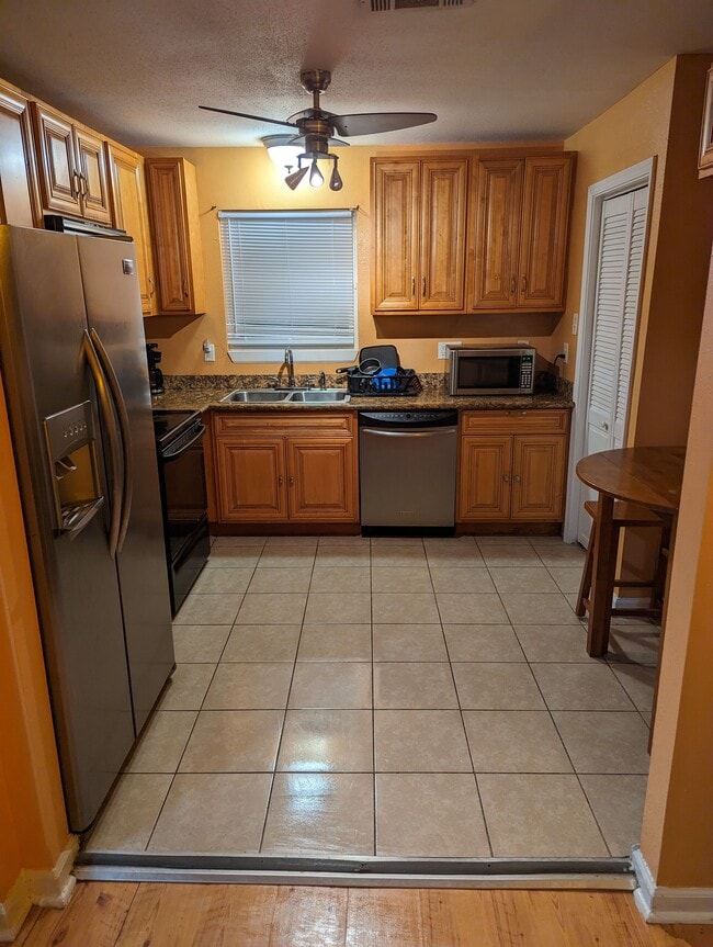 Building Photo - 6335 Franklin Ave