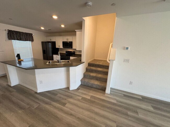 Building Photo - BEAUTIFUL 3 BEDROOM 3 BATH TRI-LEVEL HOME ...