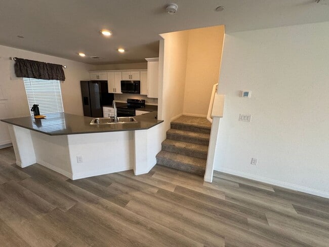 Building Photo - BEAUTIFUL PET FRIENDLY 3 BEDROOM 3 BATH TR...