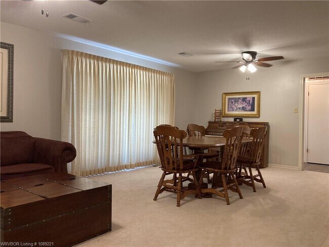 Building Photo - 927 Skyline Dr