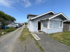 Building Photo - Pet-friendly Craftsman Home!