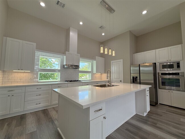 Building Photo - 2123 Bidwell Dr