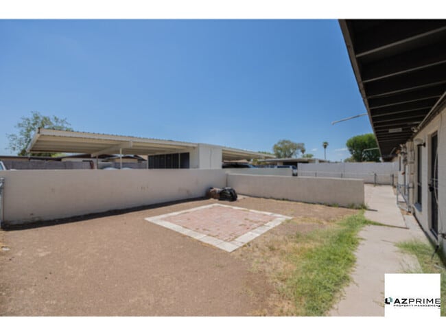Building Photo - Live in Style With this Updated 2/1 Duplex...