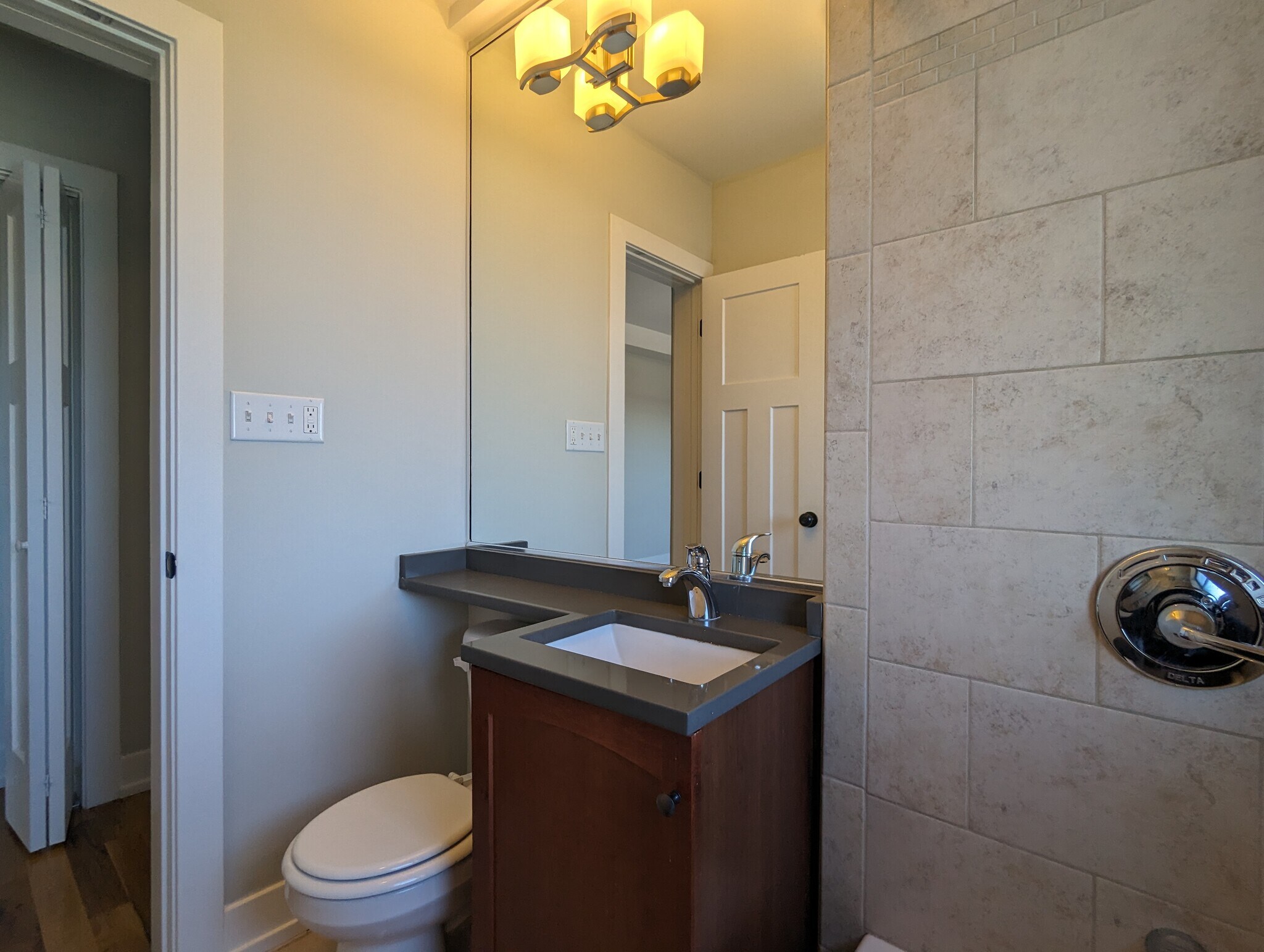 Building Photo - 560 W Arlington