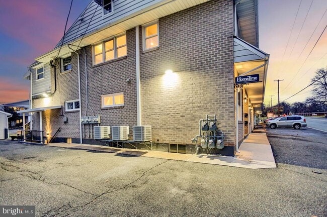 Building Photo - 933 N Hanover St