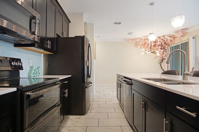 Building Photo - Pool Townhome Now Available