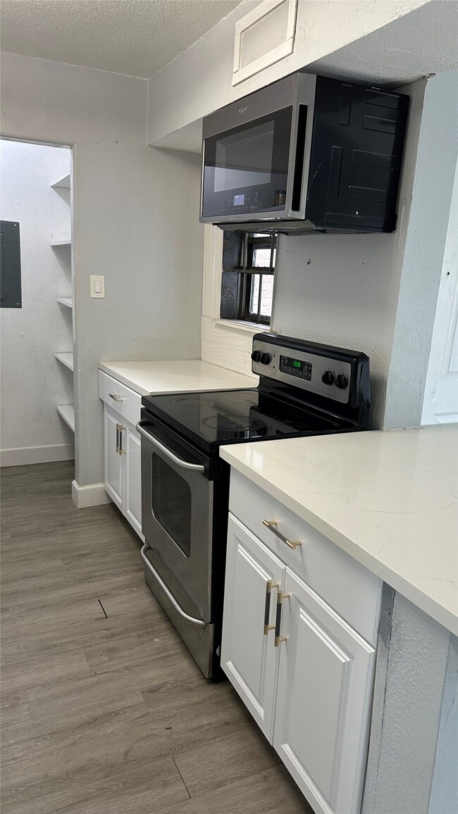 Building Photo - 9550 Deering Dr