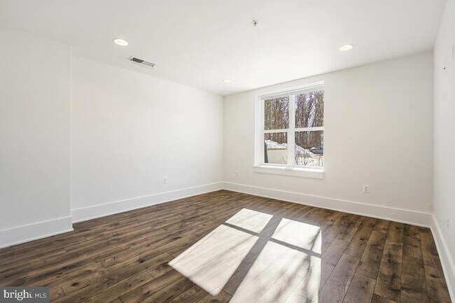 Building Photo - 11300 Emerald Park Rd