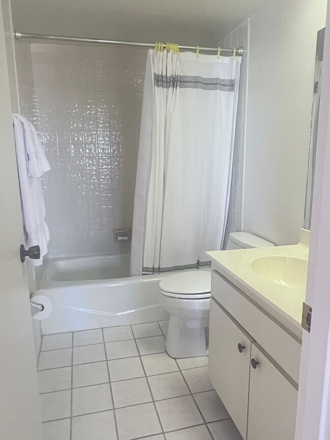 Building Photo - 2BR/2BA Condo on the Gulf in MacArthur Beach