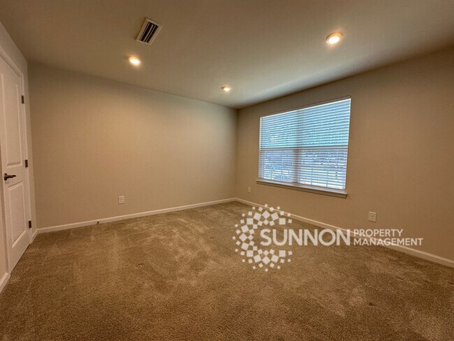 Building Photo - Beautiful 4 Bed 3.5 Bath Townhome minutes ...